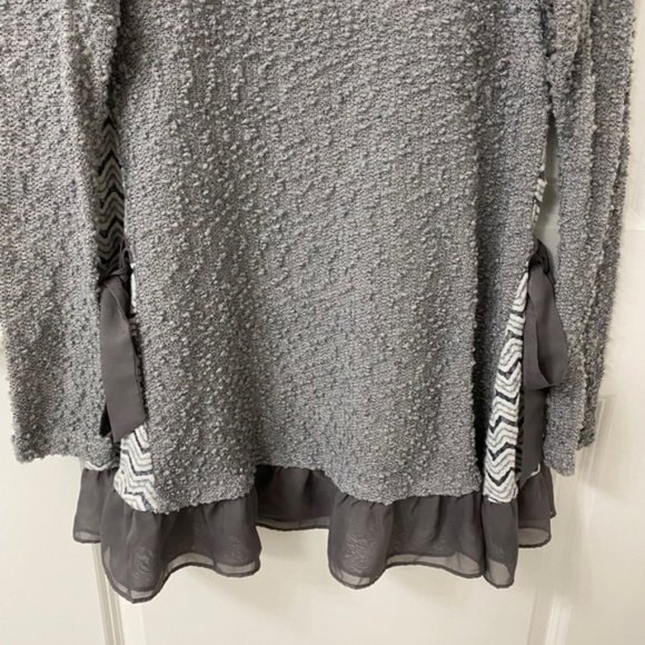Altard State Textured Gray Ruffle Hem Tunic Top. Medium. - Picture 15 of 16